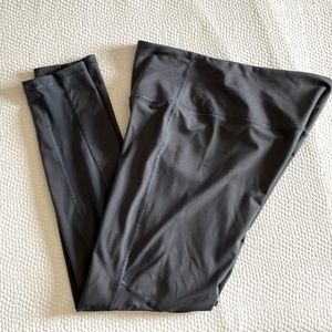 Victoria Secret sport gray leggings w/mesh. Pocket and drawstring